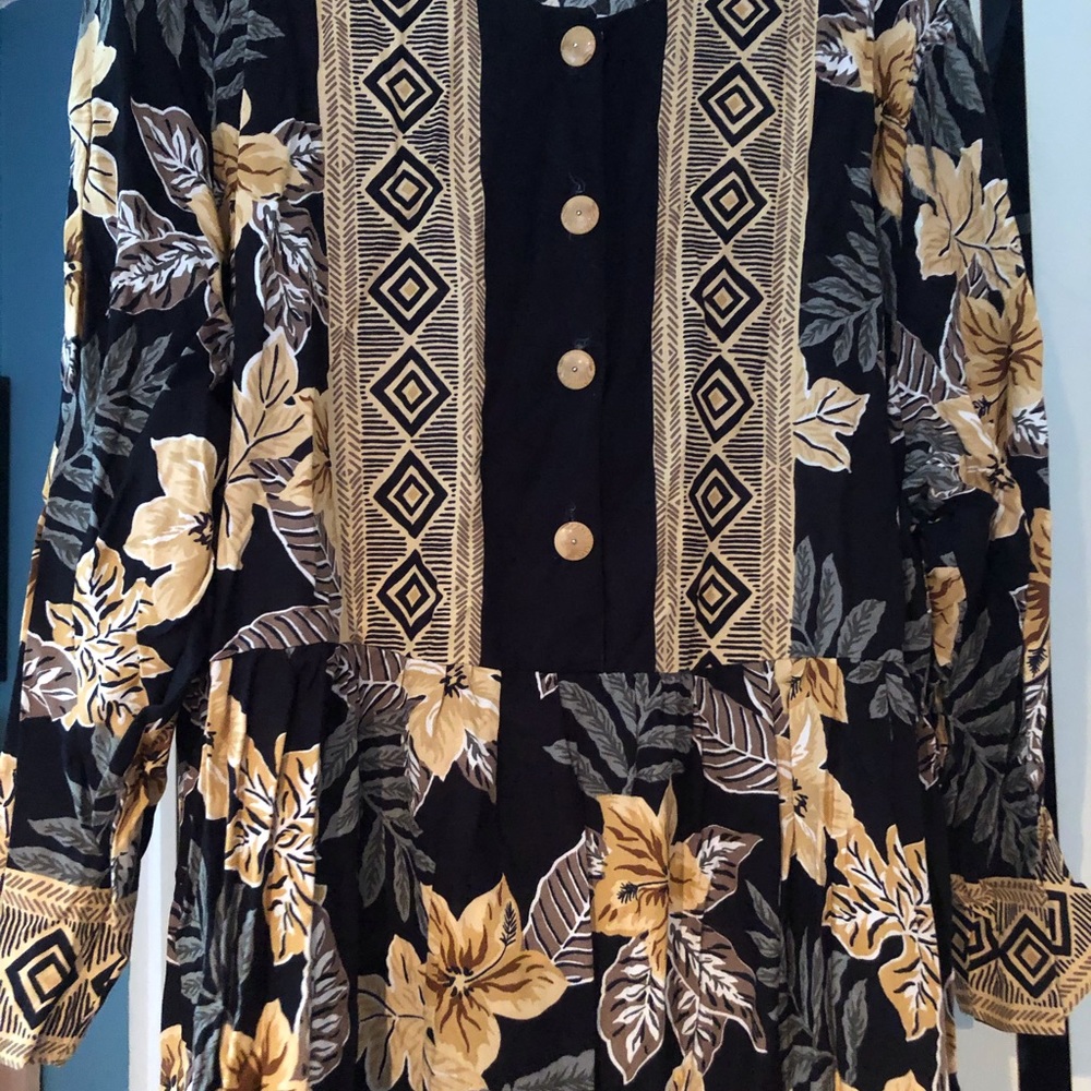 Island print. Drapes well. Plus sized with lots of detail. Classy and comfy.